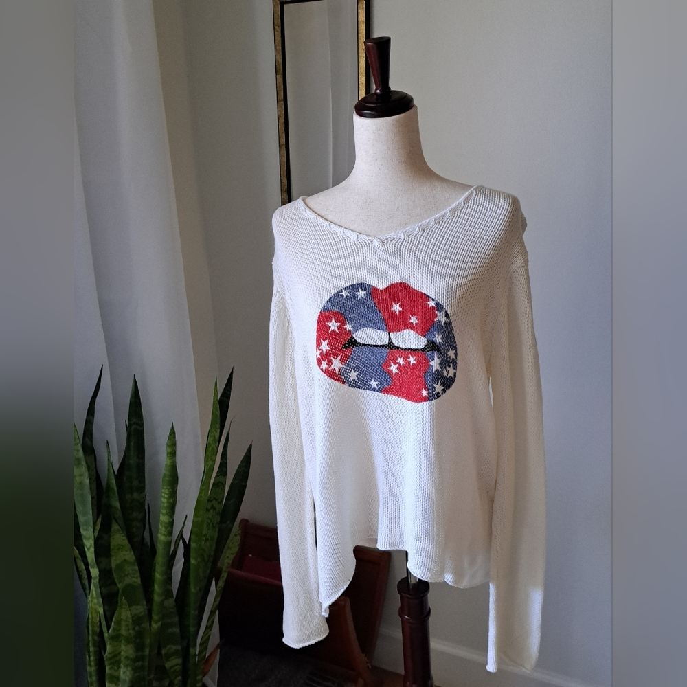 WOODEN SHIPS by PAOLA BUENDIA Lips Stars Sweater. Size M/L.